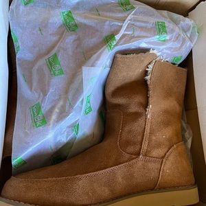 New in Box Sanuk Droptop Suede boot in Chestnut size 9